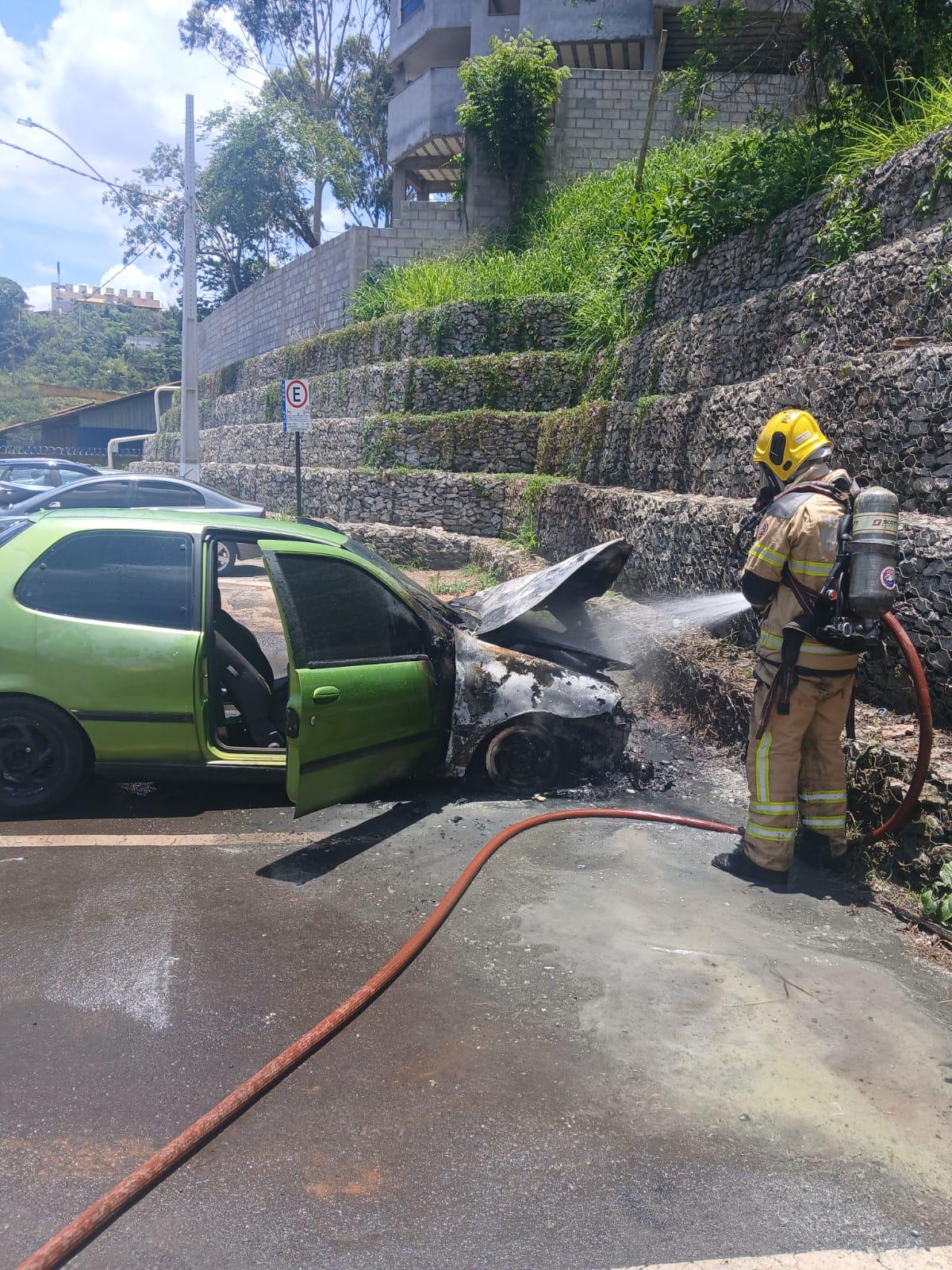 Bombeiros de Congonhas controlam incêndio em veículo no bairro Praia