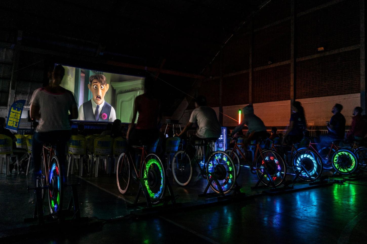 Cinema ao ar livre movido a energia limpa de bicicletas estreia em Penha (SC)