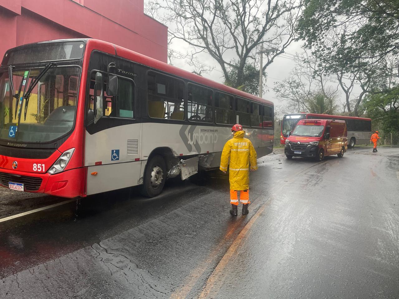 Colisão entre carro e ônibus municipal deixa quatro feridos em Juiz de Fora