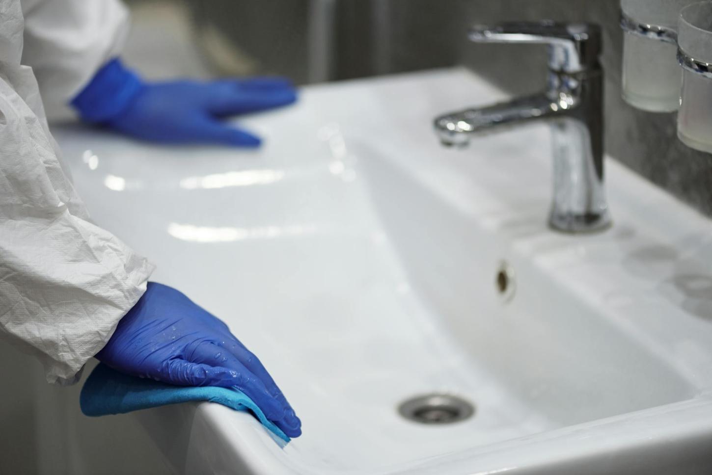 Como limpar o ralo da pia corretamente e prevenir mau cheiro
