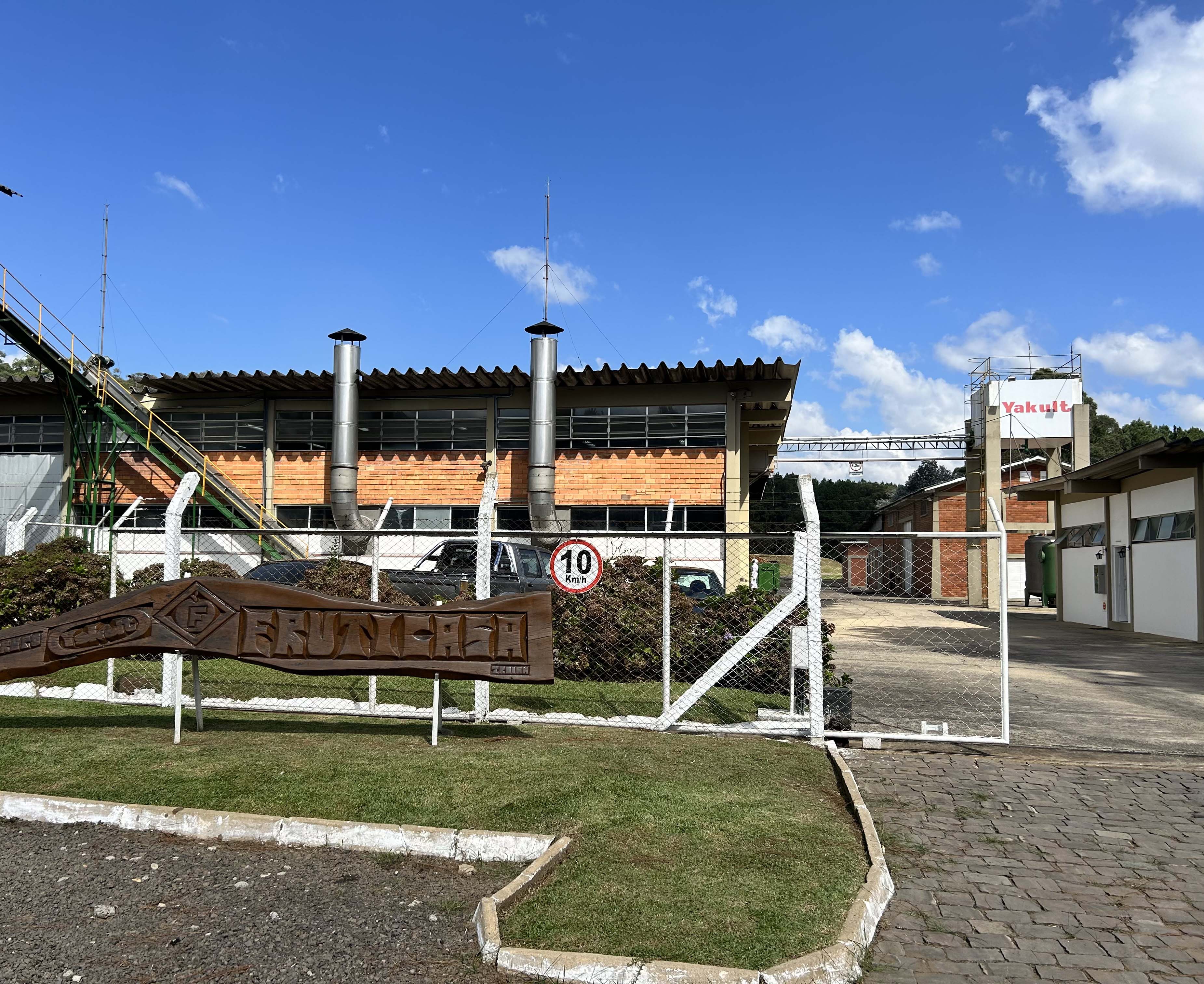 Depoente admite em CMPI do INSS conhecer investigados, mas evita explicar transferências