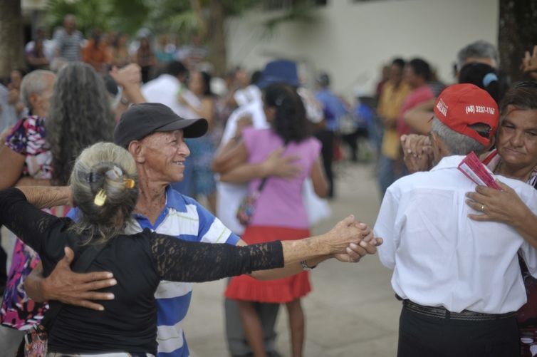 Expectativa de vida no país sobe para 76,6 anos, a maior já registrada