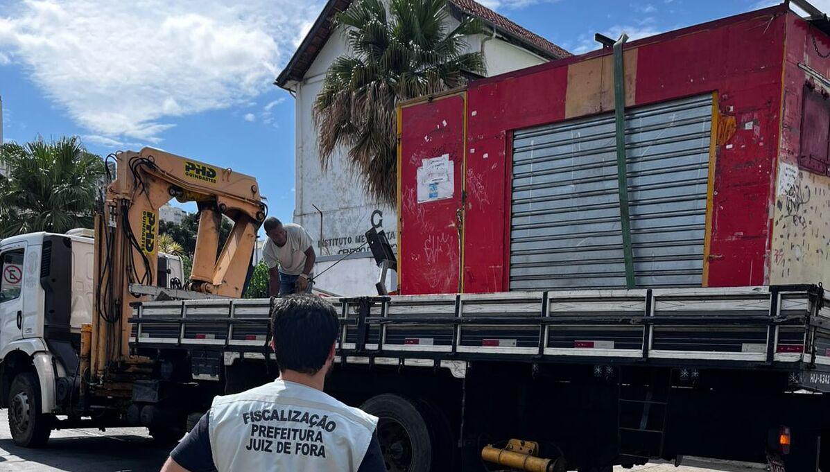 Fiscalização remove barraca irregular abandonada no bairro Granbery em Juiz de Fora