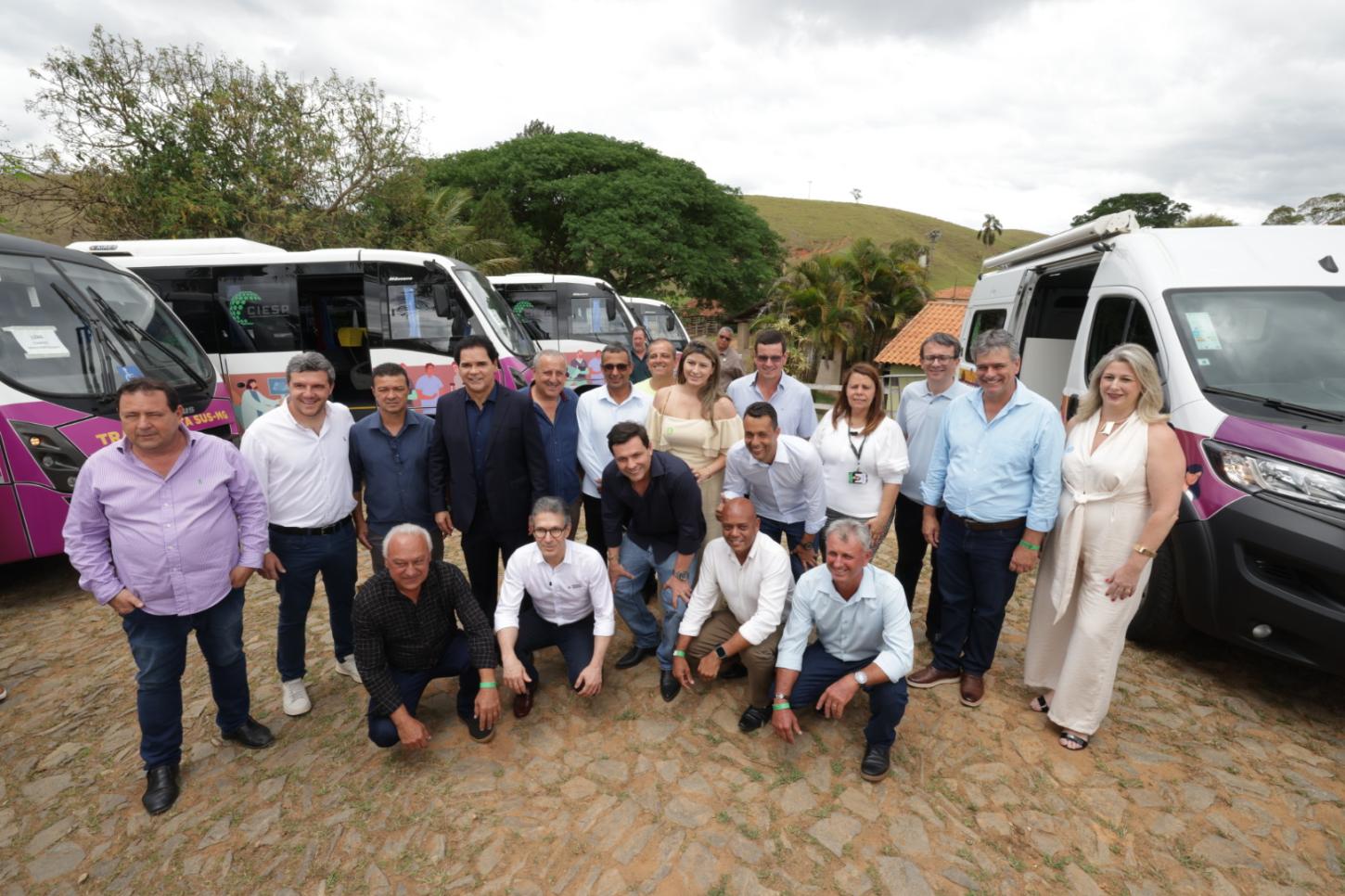 Governo de Minas entrega nove micro-ônibus para transporte de pacientes na região de Bicas