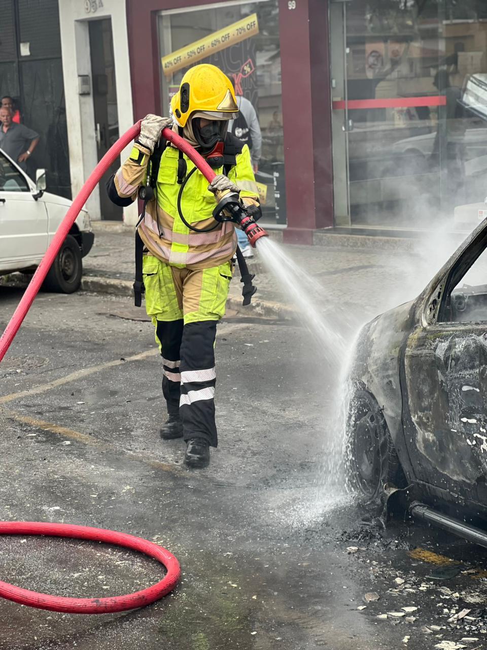 Incêndio em caminhonete mobiliza Bombeiros em São João del-Rei