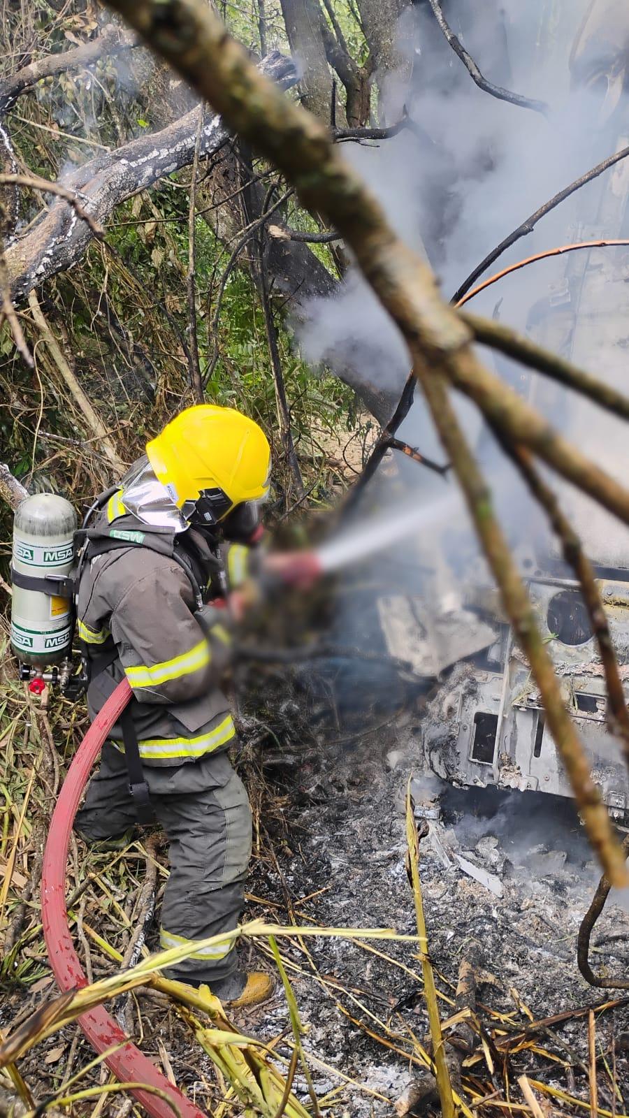 Incêndio em carreta na BR-265 mobiliza Bombeiros em São João del-Rei