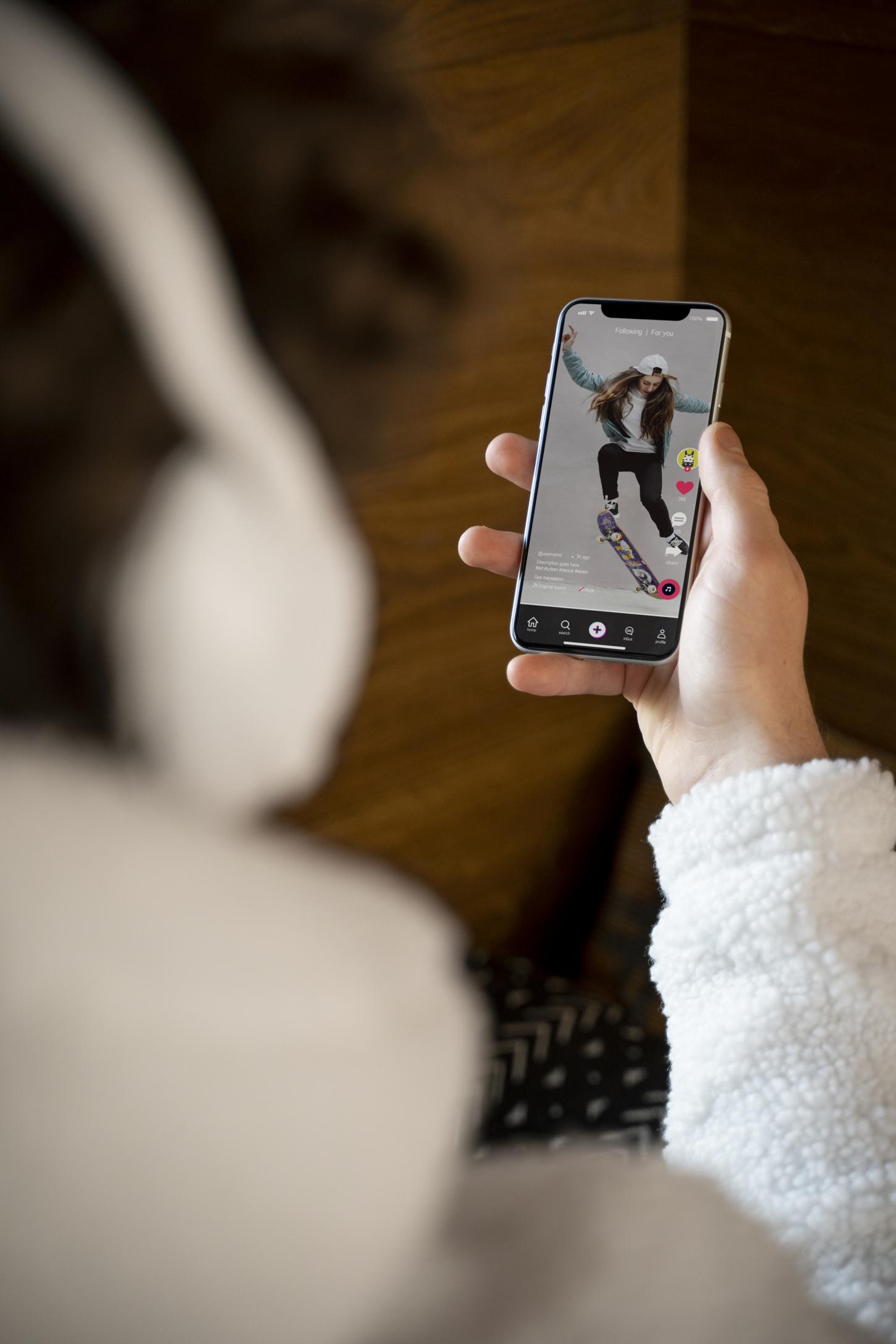 Inglês virou ‘trend’ no TikTok e no Instagram: mas o aprendizado espontâneo ameaça a fluência profissional?