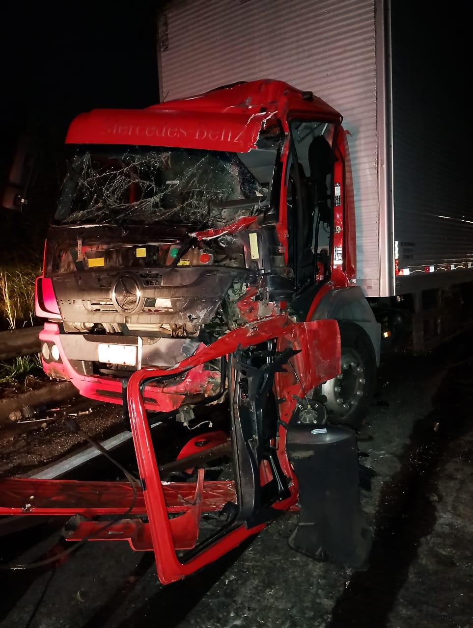 Motorista fica preso às ferragens após colisão entre caminhões na BR-265, em Barbacena