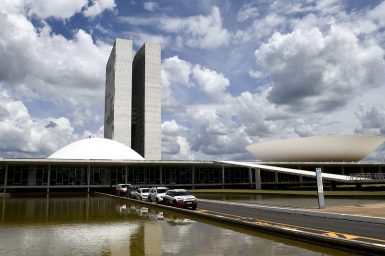 Parlamentares derrubam vetos a projeto que trata da remuneração dos servidores do Senado