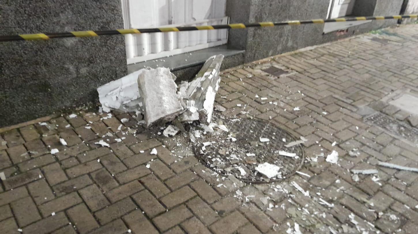 Parte de beiral desaba em imóvel histórico no Centro de Barbacena