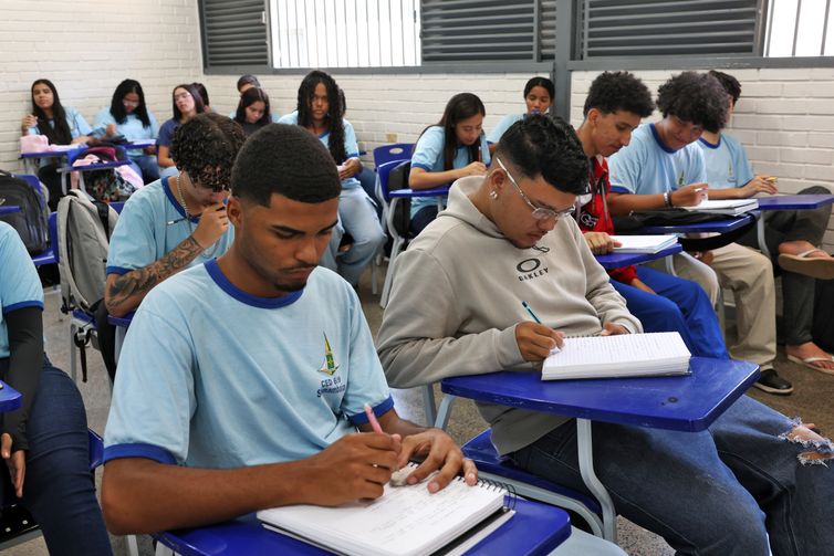 Participante do Pé-de-Meia ganha R$ 200 se fizer dois dias de Enem