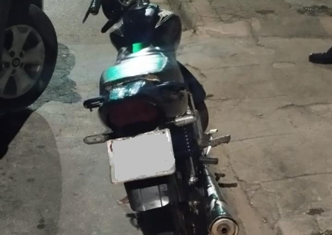 PM apreende menor por tráfico, captura foragidos e recupera moto clonada