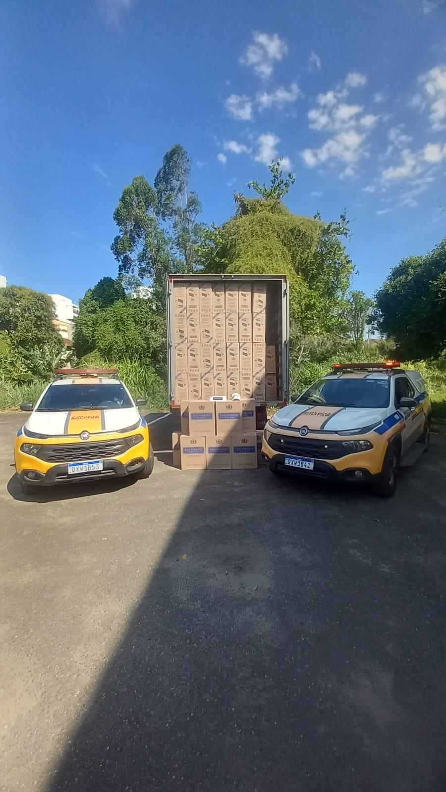 PM Rodoviária apreende 1 milhão de cigarros contrabandeados escondidos em caminhão na Zona da Mata