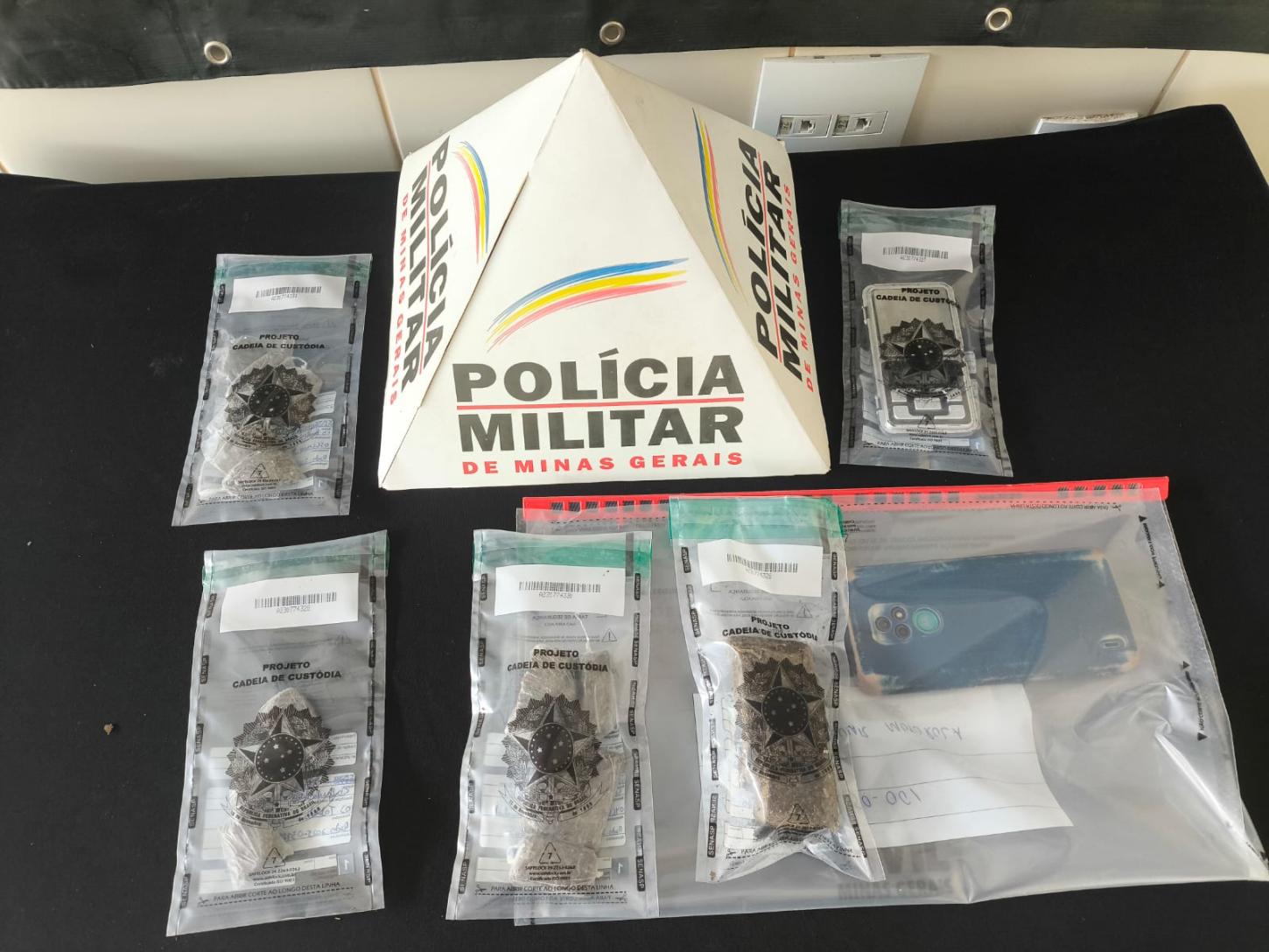 Polícia Militar prende foragidos e apreende drogas na região de Barbacena