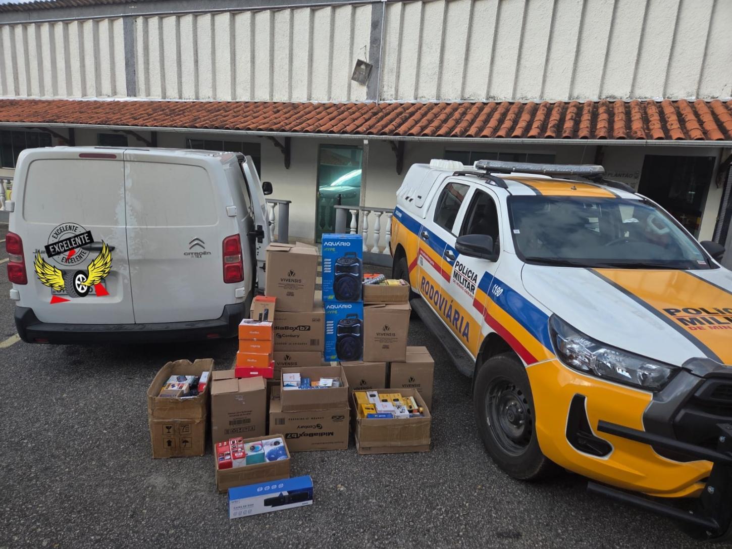 Polícia Militar Rodoviária apreende carga de eletrônicos sem nota fiscal na BR-265, em Barbacena