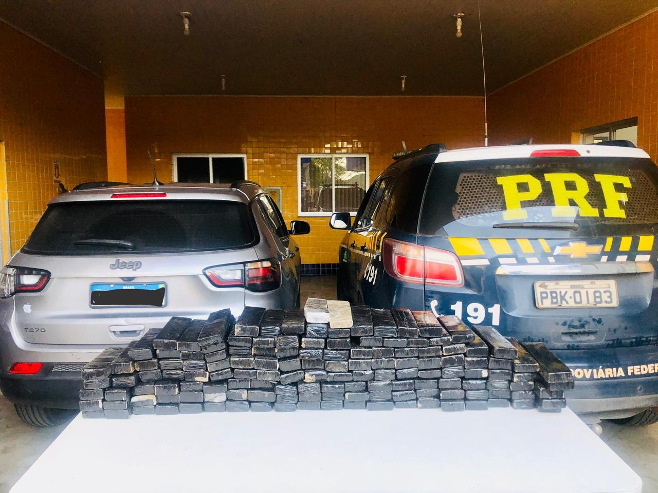 PRF apreende 112 kg de maconha e recupera veículo roubado em Juiz de Fora
