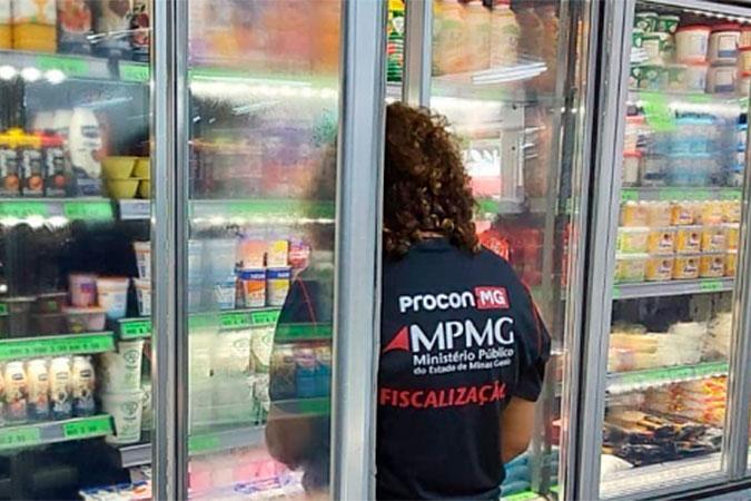 Procon-MPMG apreende 250 kg de alimentos impróprios na Zona da Mata