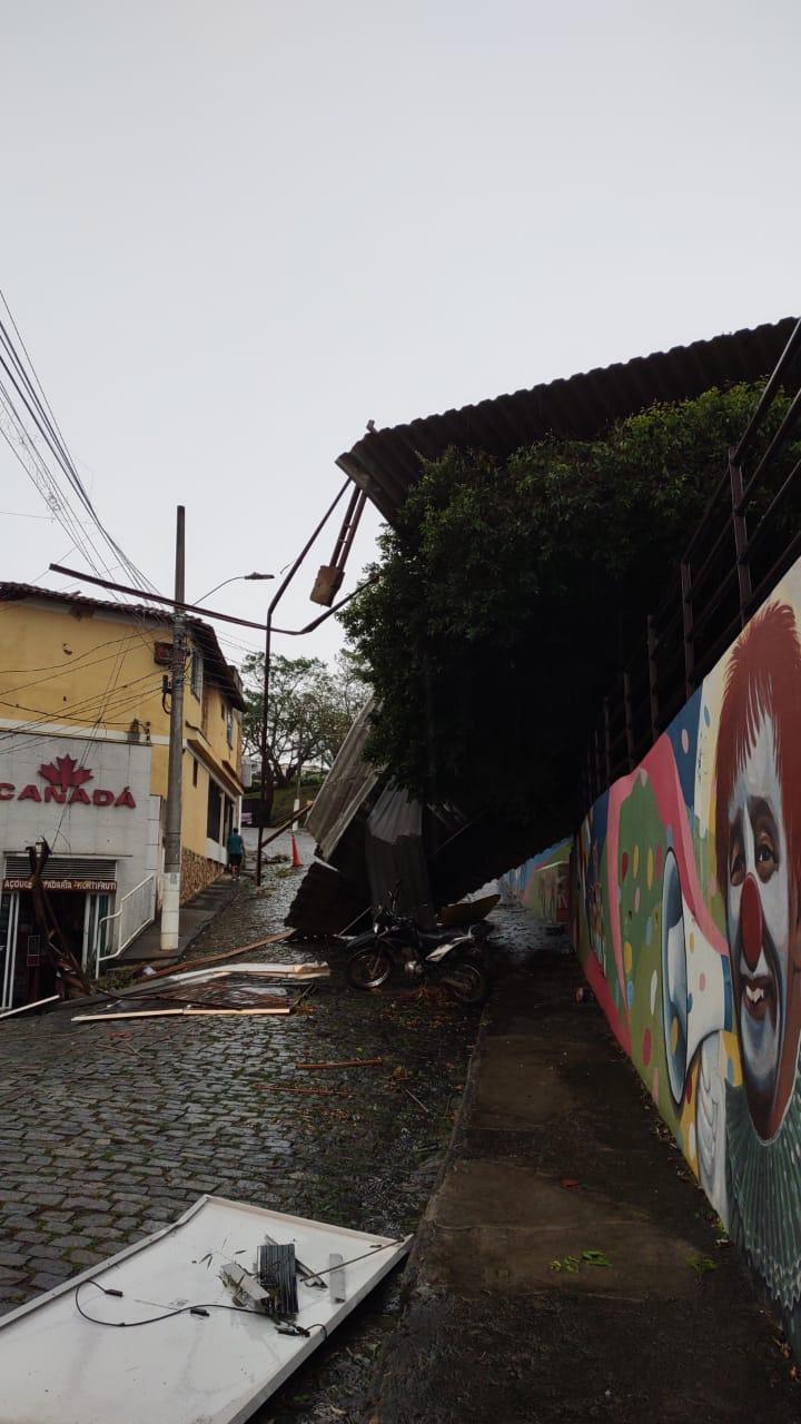 Vendaval em Leopoldina causa estragos e deixa desalojados