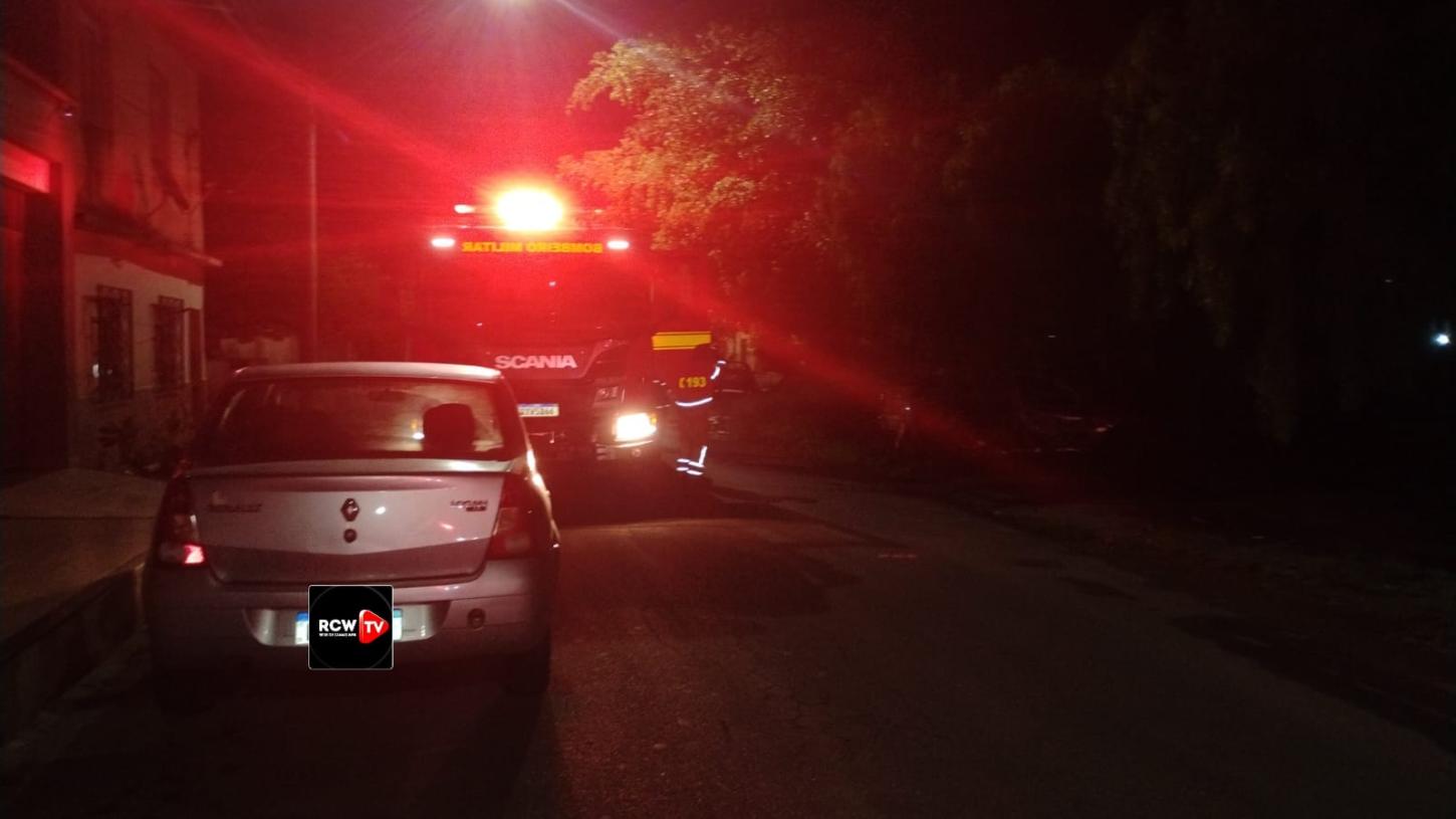 Bombeiros combatem incêndio em dois veículos e caso é investigado em Santa Cruz de Minas