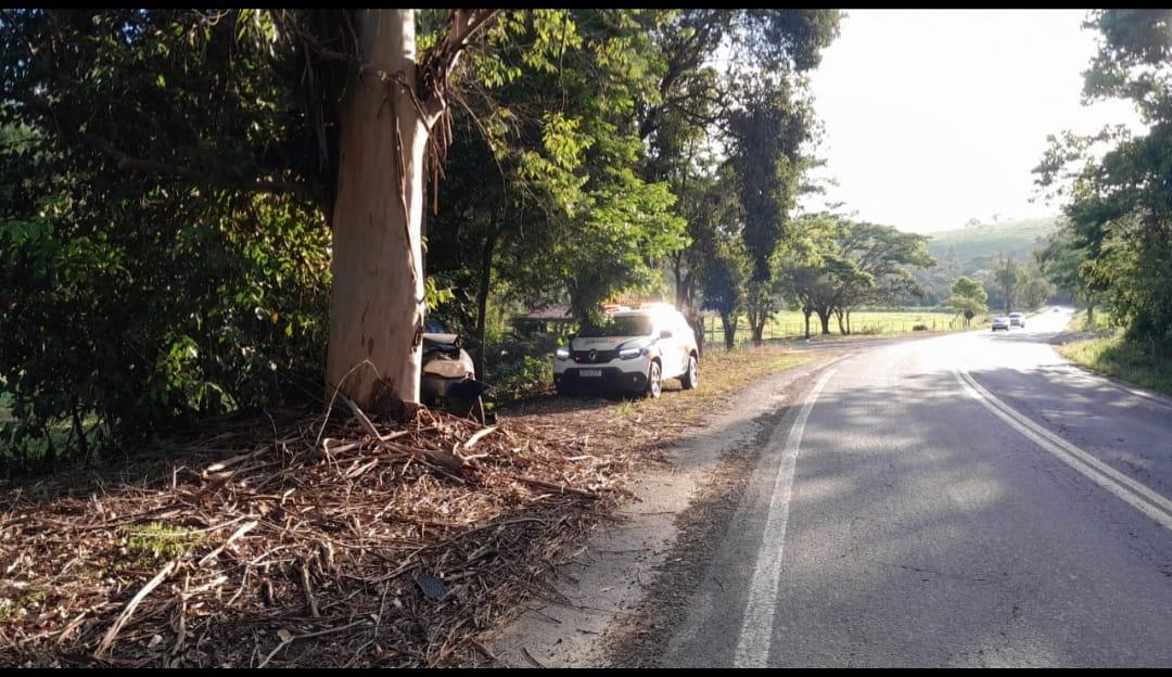 Carro bate em árvore na MG-133 em Rio Novo e deixa um morto e três feridos