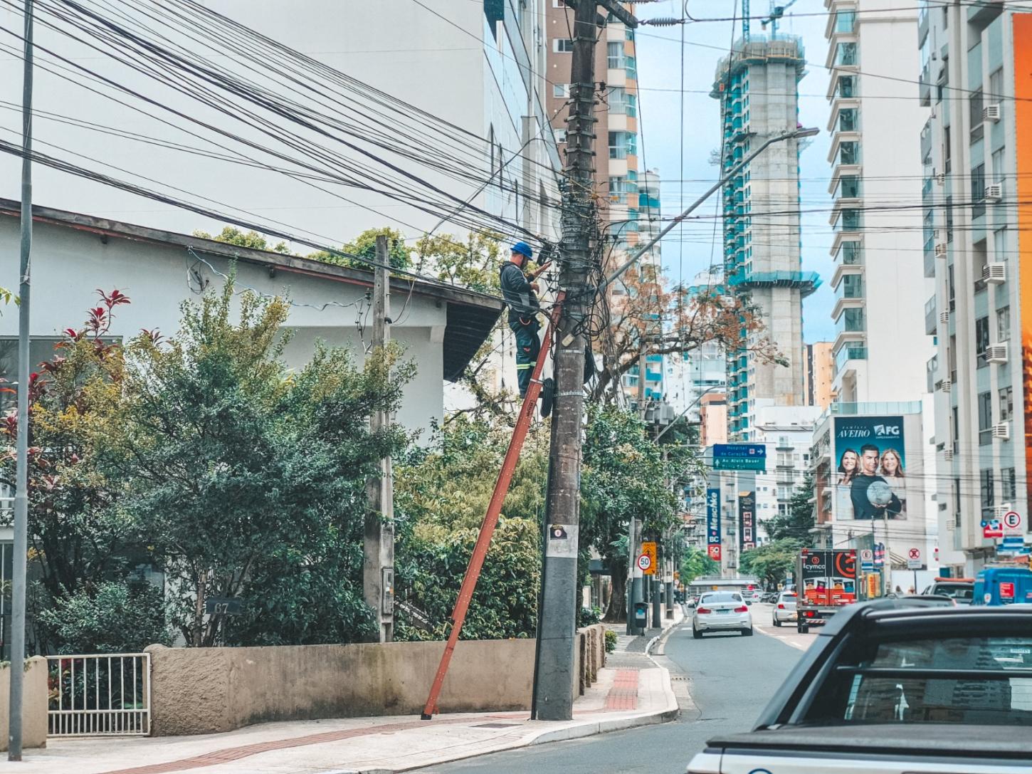 Cidade sem fios? Especialista revela que retirar fiação das ruas pode turbinar valorização dos imóveis em até 30%