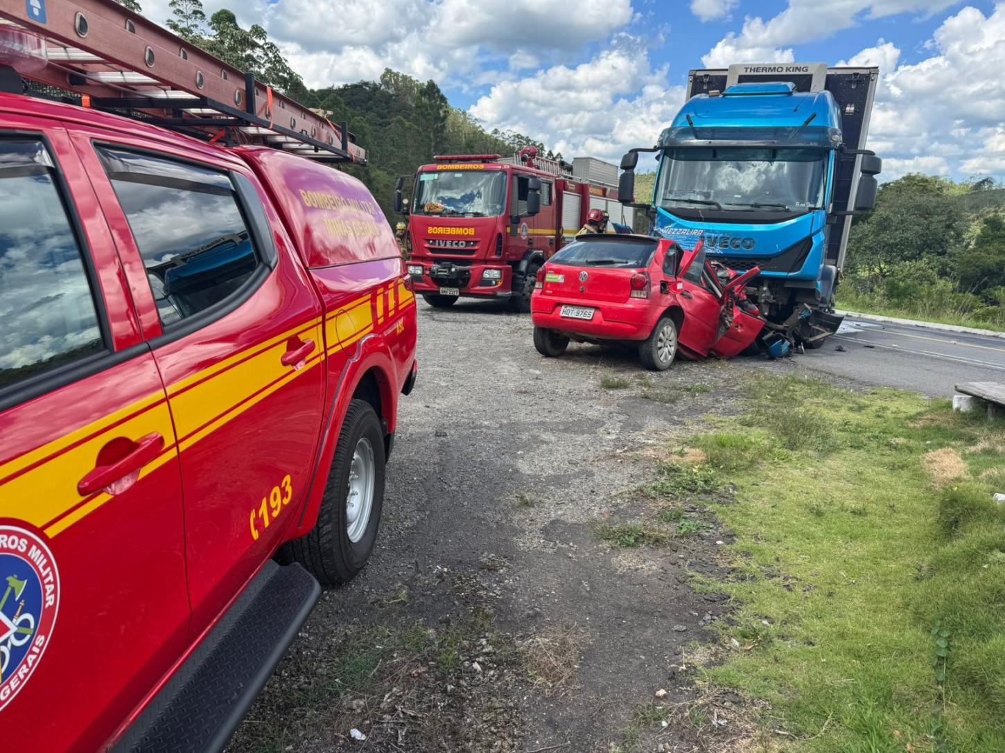 Colisão entre carro e caminhão deixa dois mortos na BR-267 em Bom Jardim de Minas