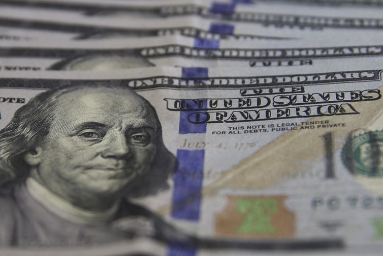 Dólar cai para R$ 5,40 com reunião do Copom e mercado externo