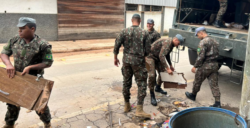 Exército envia 50 militares e caminhões para reforçar limpeza na Zona Leste de Juiz de Fora
