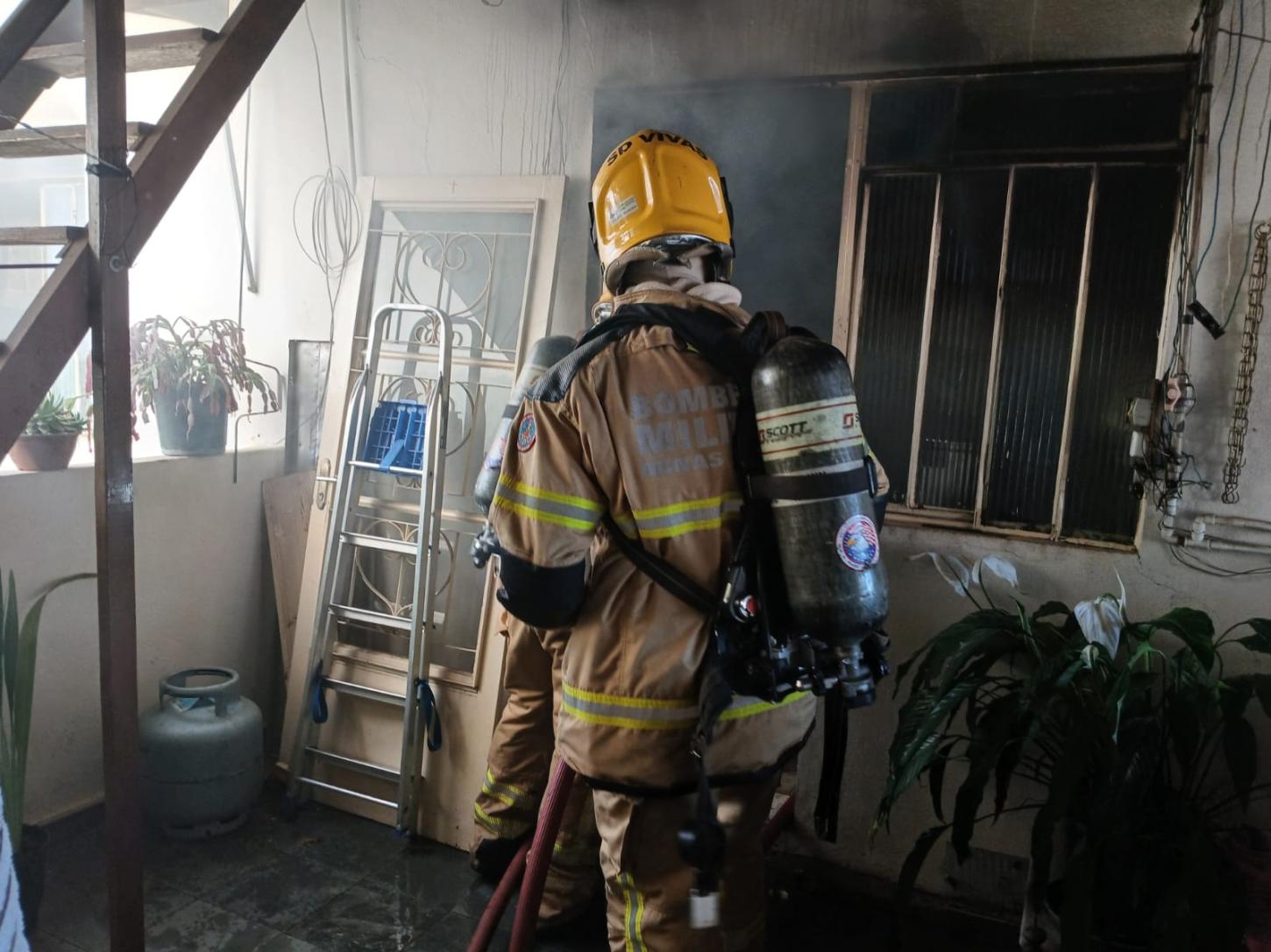 Fogo atinge residência em Conselheiro Lafaiete e bombeiros ganham presente simbólico