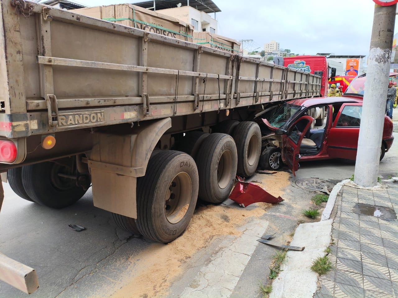 Idoso fica preso às ferragens após colisão entre carro e carreta no bairro Pontilhão