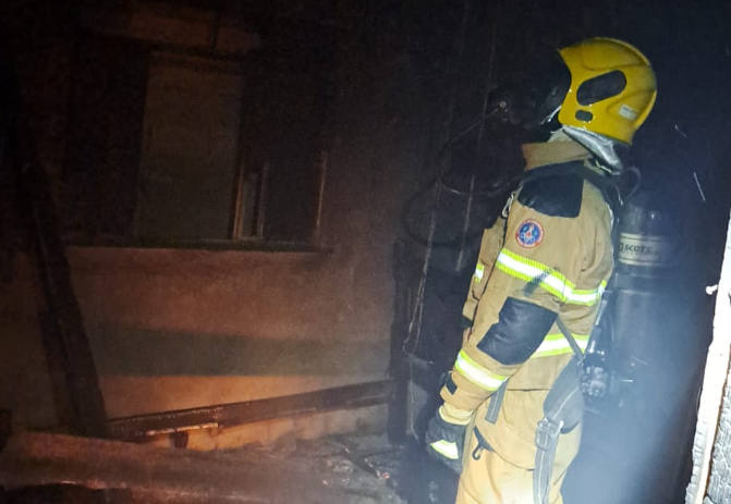 Incêndio atinge quarto de casa no Bairro Siderúrgico em Conselheiro Lafaiete