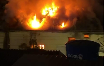 Incêndio de grandes proporções destrói antiga Delegacia no bairro Vila Tereza