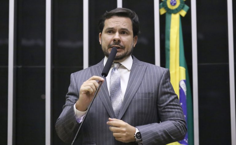Lei cria estratégia no SUS para atender mulheres com dependência de álcool