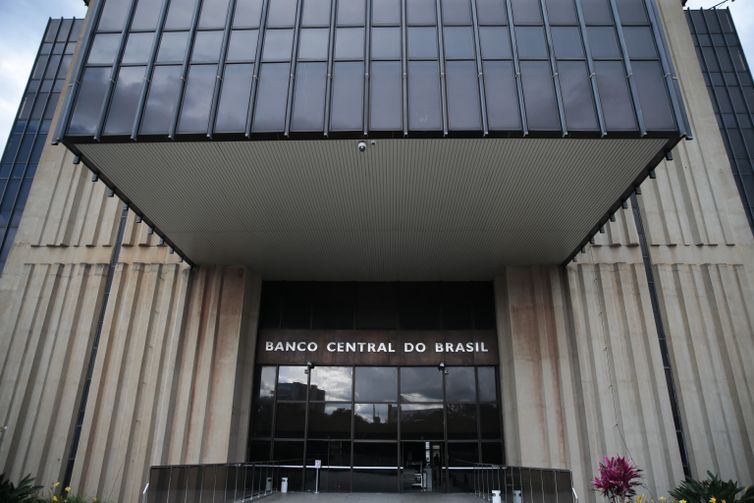 Mercado financeiro eleva projeção do PIB para 2,25% em 2025