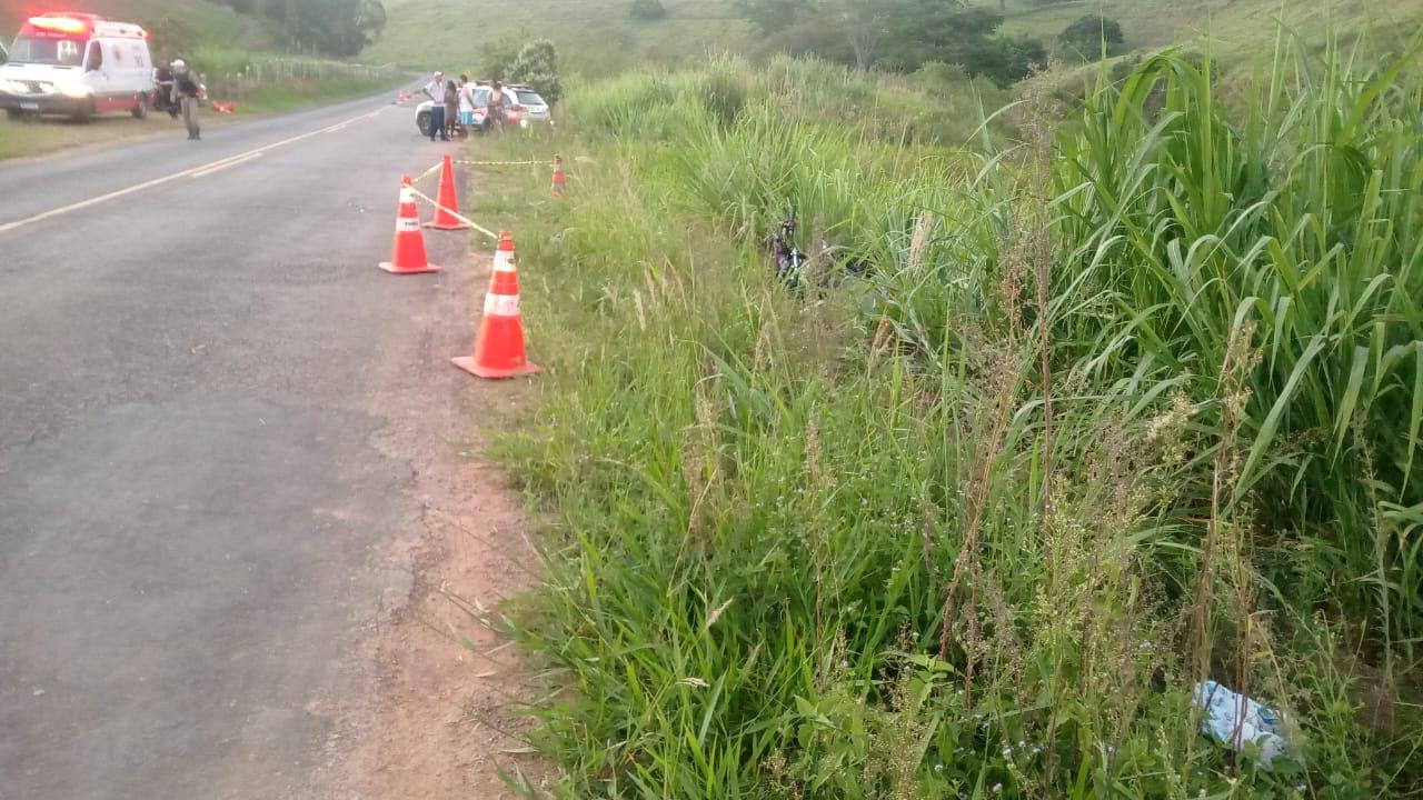 Motociclista morre e passageira fica ferida após saída de pista na AMG-2945