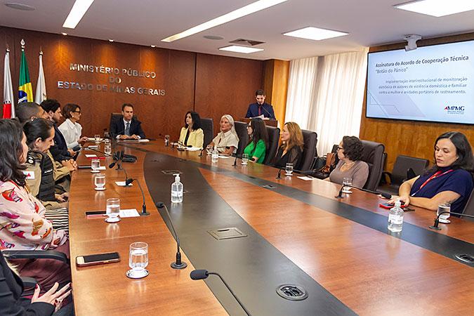 MPMG assina acordo para levar botão do pânico a 100% das vítimas monitoradas em Minas Gerais