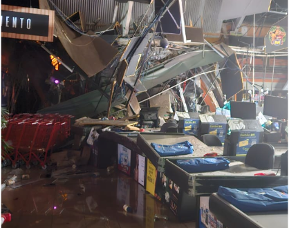 Ônibus de turismo perde o freio, atinge carros e invade Supermercado BH na Rua João Pinheiro; 14 pessoas ficaram feridas