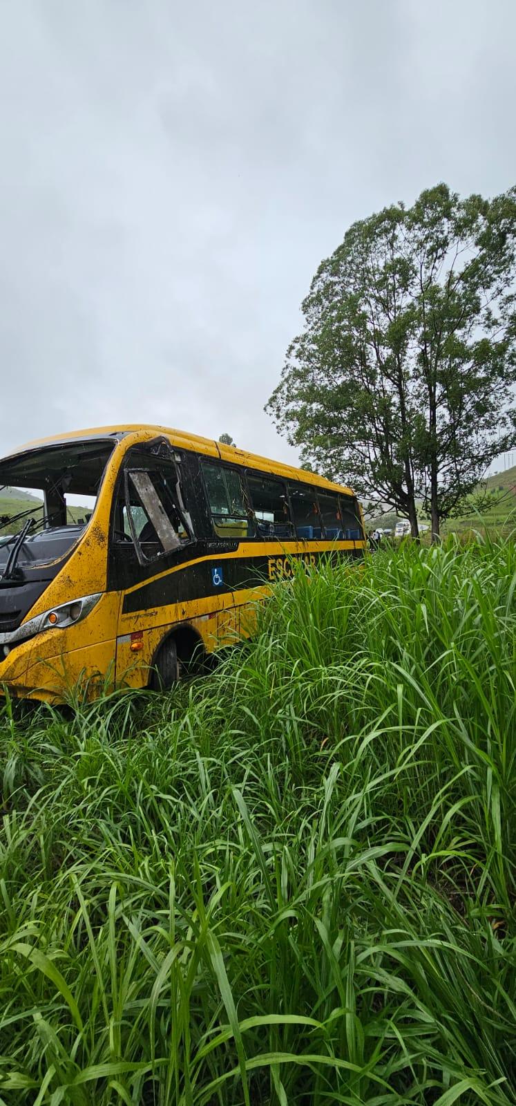 Ônibus escolar capota na BR-267 e deixa uma vítima fatal em Lima Duarte