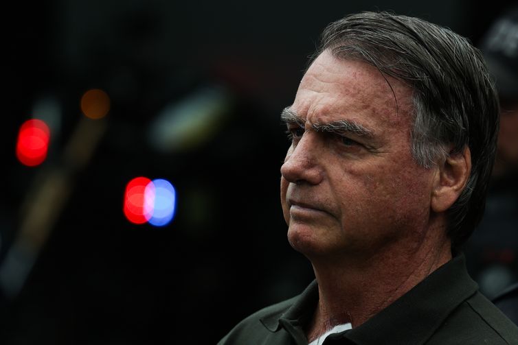 PF conclui que Bolsonaro precisa de cirurgia de hérnia