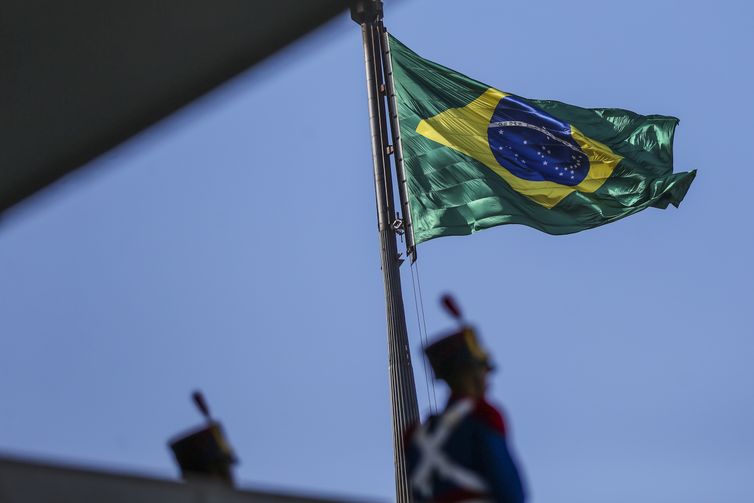 Políticos e autoridades celebram queda da Lei Magnitsky contra Moraes