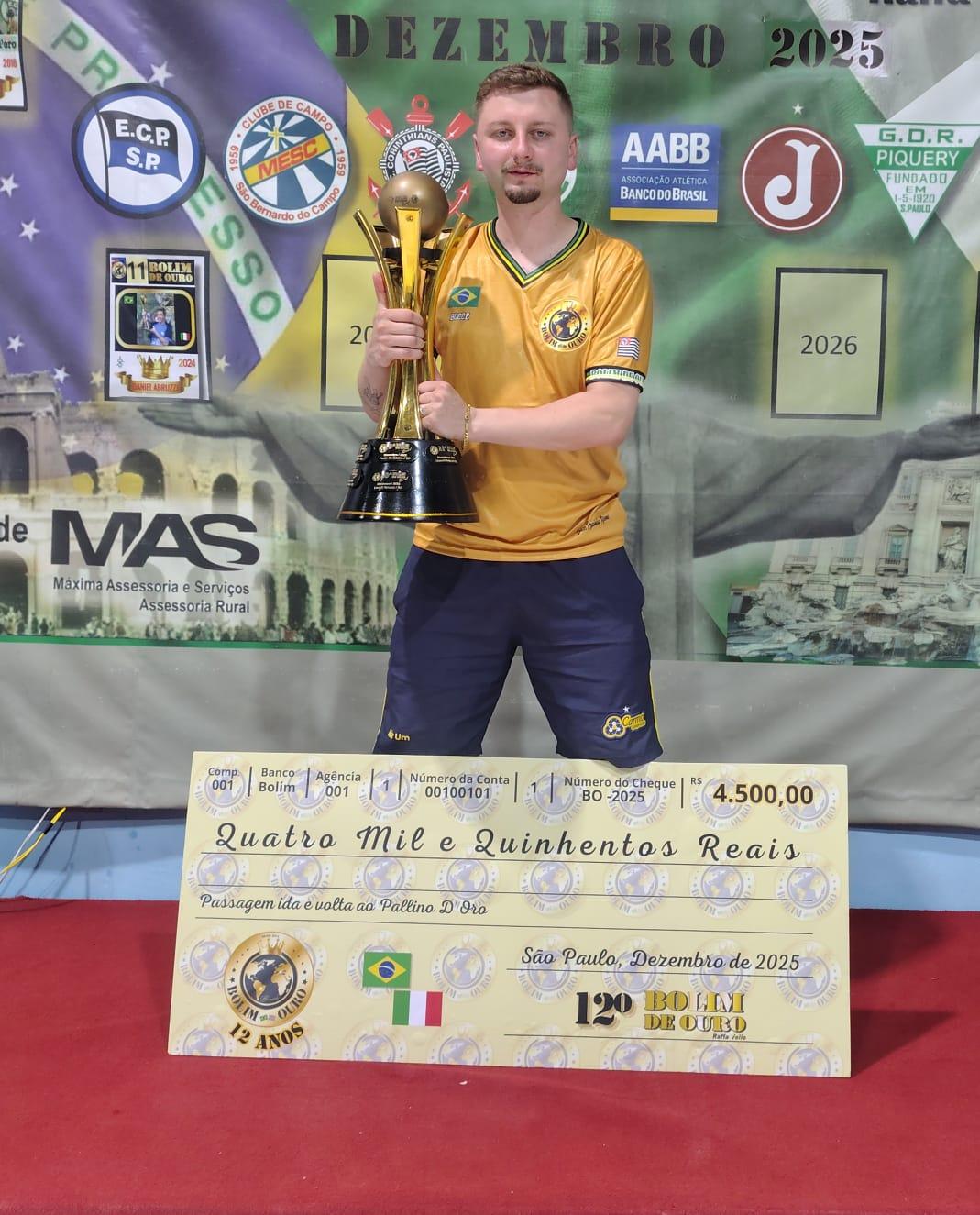 Na foto, William Fontana, atleta campeão do Bolim de Ouro Brasil. Foto: organização.