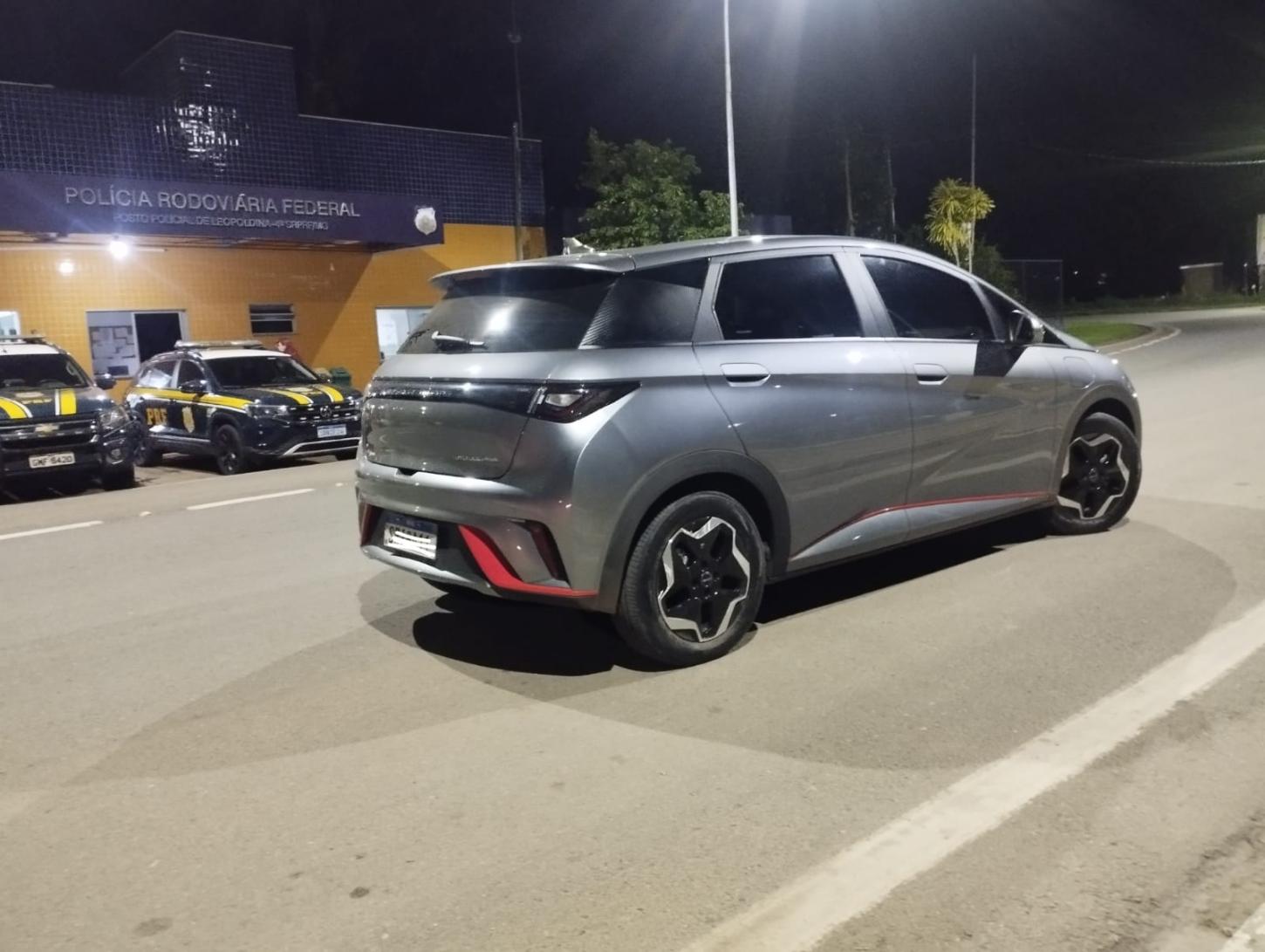 PRF recupera carro elétrico roubado no Rio de Janeiro em fiscalização em Leopoldina