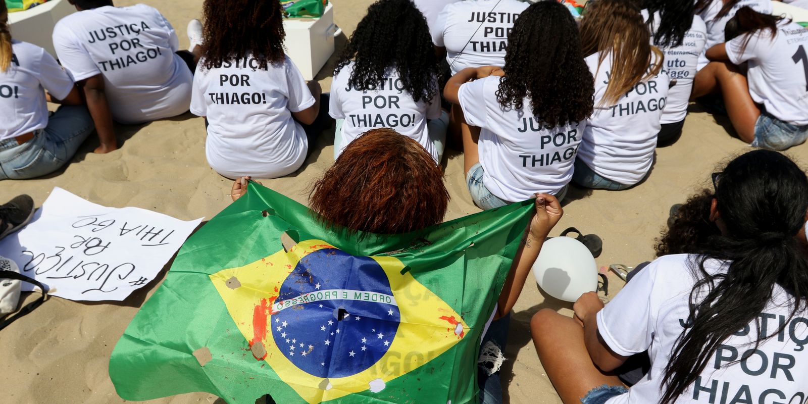 Manifestação no Rio de Janeiro clama por justiça para Thiago Menezes Flausino