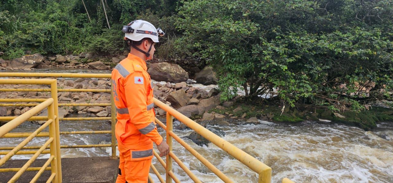 Bombeiros usam drone e monitoram usinas de Marmelos nas buscas por corpo no Rio Paraibuna