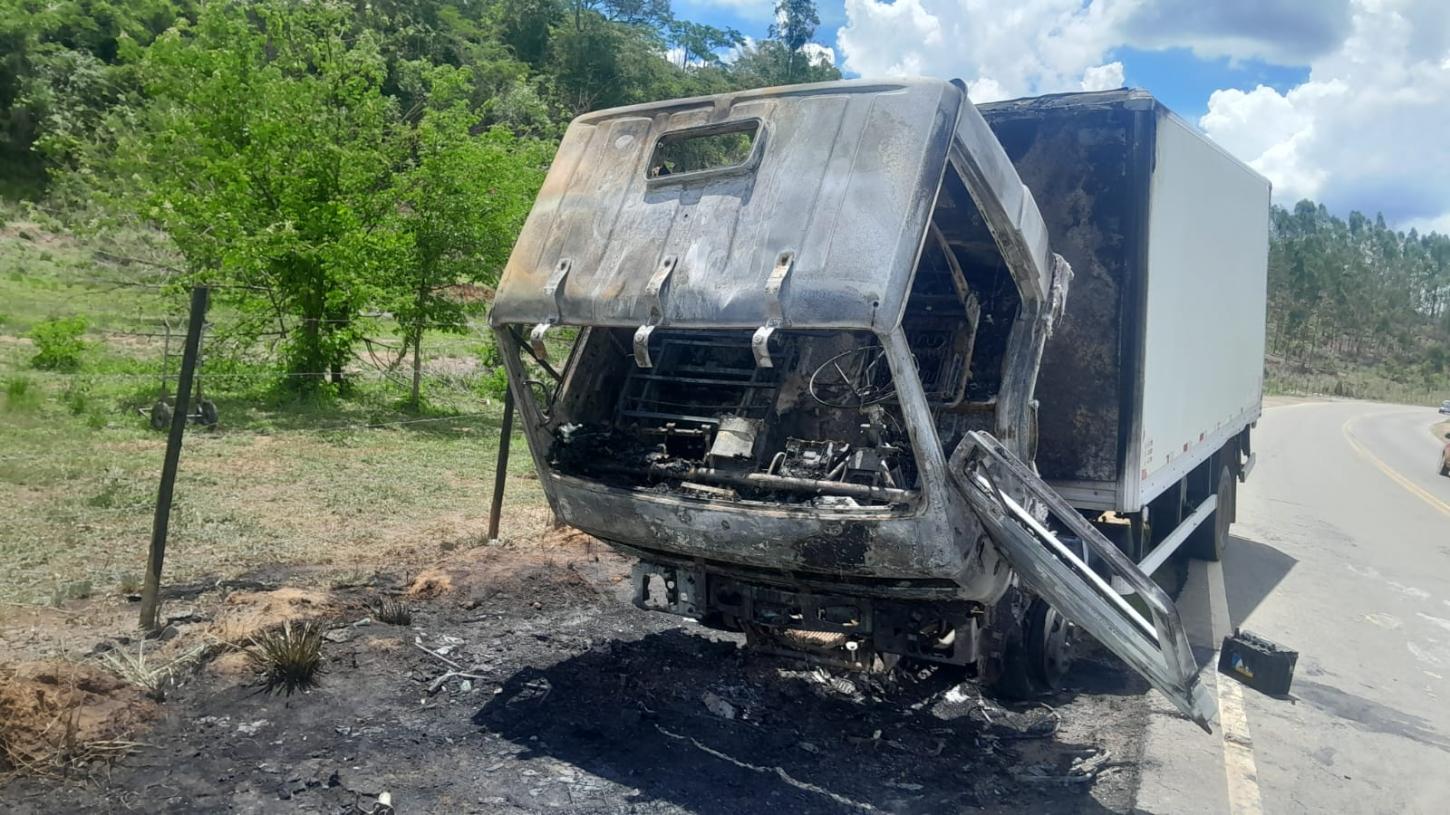 Caminhão de frango pega fogo e é saqueado na MGC-120 em Leopoldina