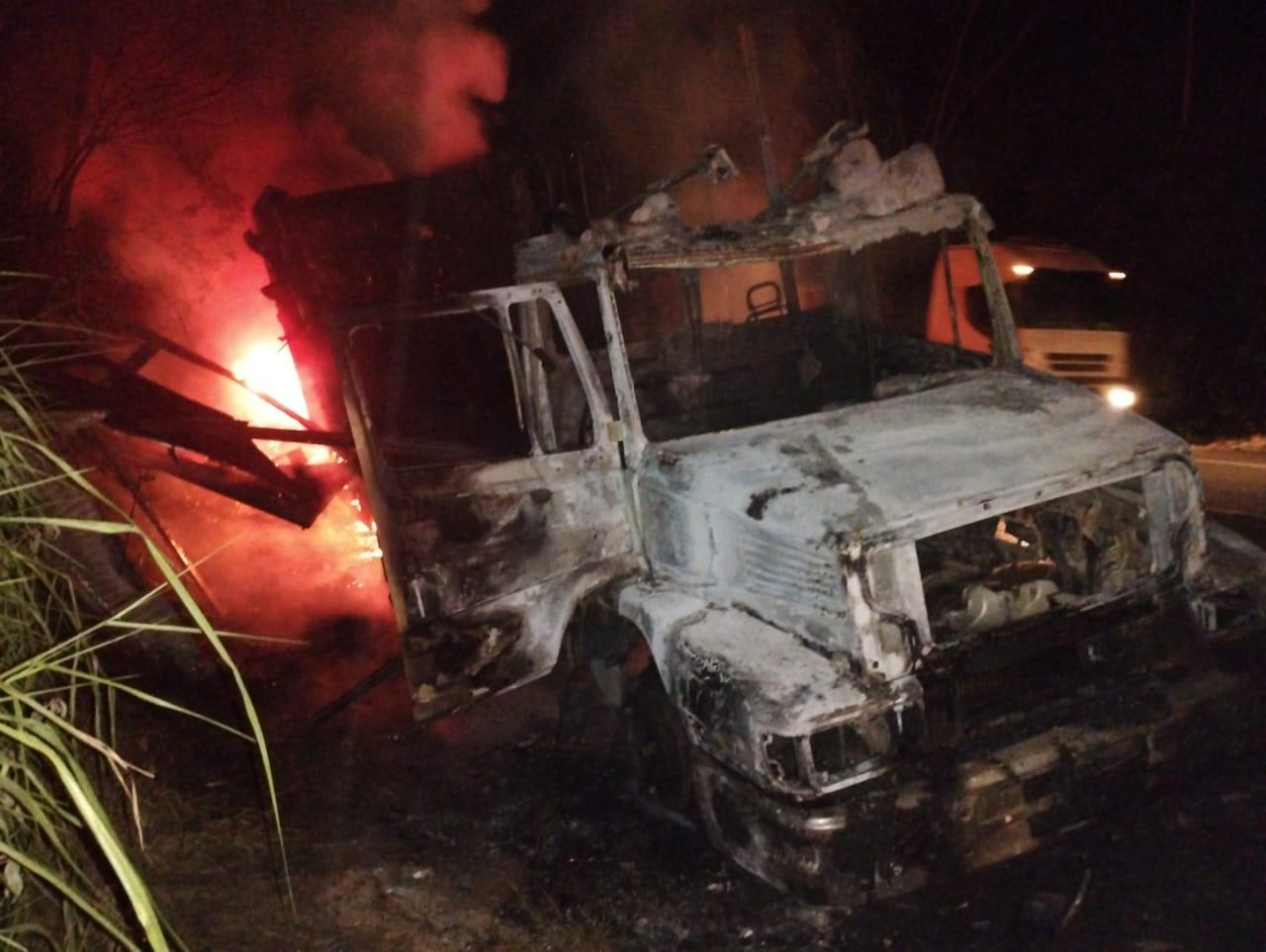 Caminhão é destruído por incêndio na BR-116 em Leopoldina; ocupantes escapam ilesos