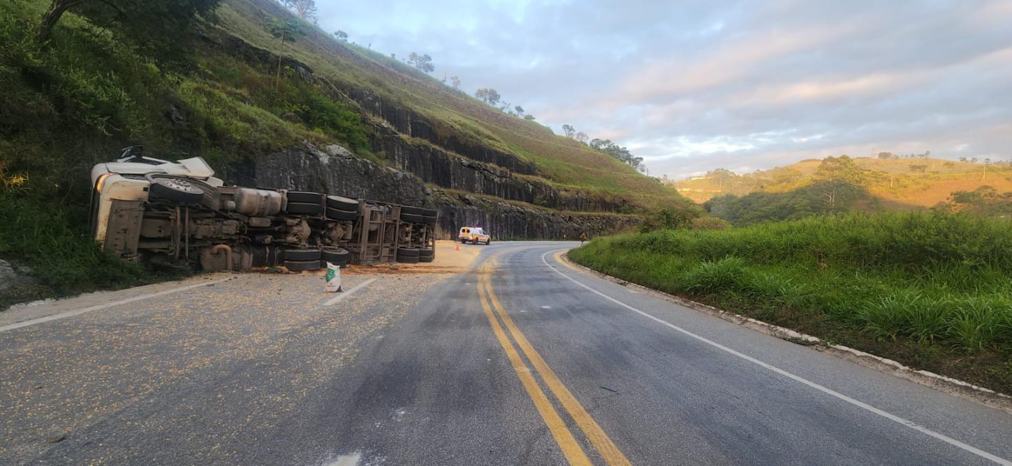 Carreta carregada de milho tomba na Ponte do Caieiro e deixa trânsito em 