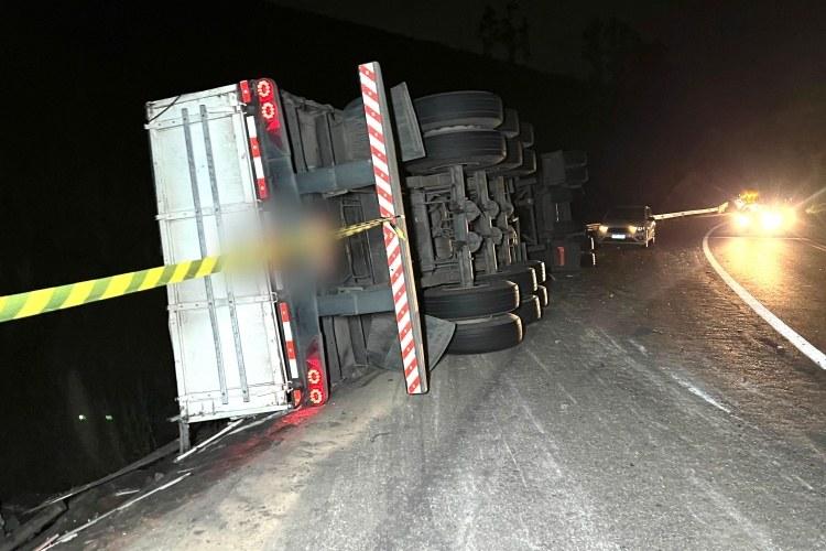 Carreta tomba, atinge carro e joga família em ribanceira na BR-116 em Muriaé