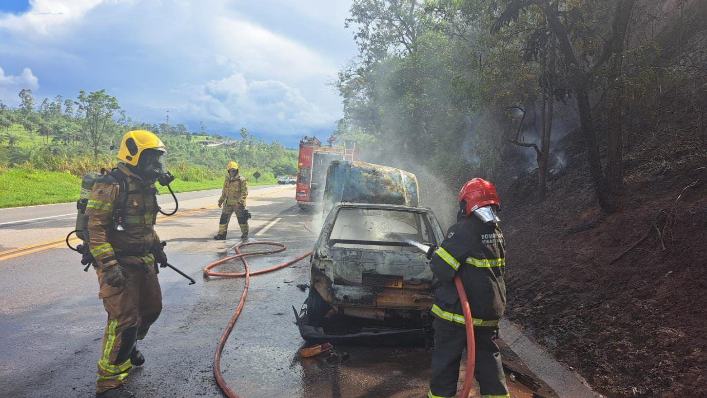 Carro pega fogo na BR-040 em Conselheiro Lafaiete; trânsito flui sem interdições