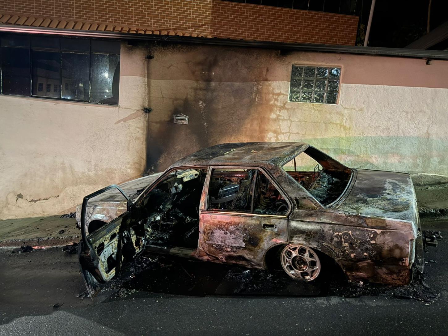 Carro pega fogo, tem perda total e chamas atingem casa em Carandaí